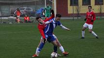 Fotbalisté Uherského Brodu (červené dresy) hráli v sobotu dopoledne s Frýdkem-Místkem bez branek.