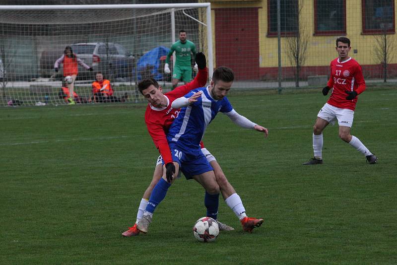 Fotbalisté Uherského Brodu (červené dresy) hráli v sobotu dopoledne s Frýdkem-Místkem bez branek.