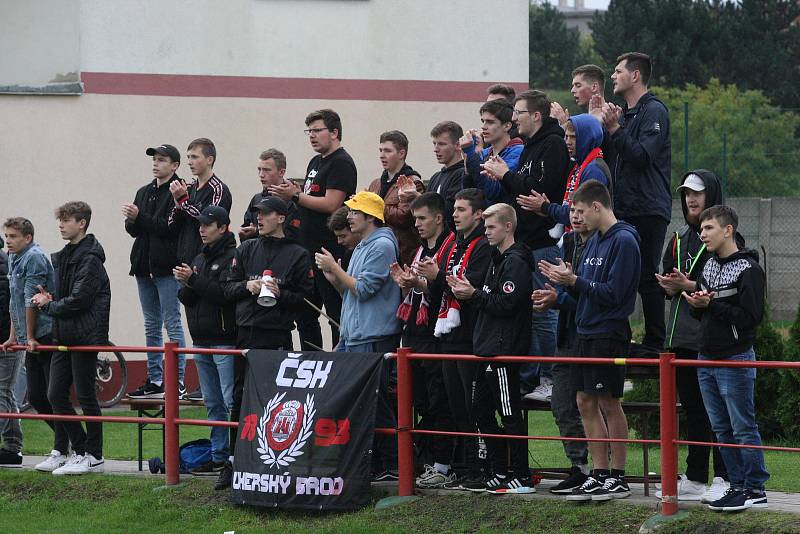 Fotbalisté Uherského Brodu (červené dresy) v 9. kole MSFL remizovali se Slováckem B 0:0.