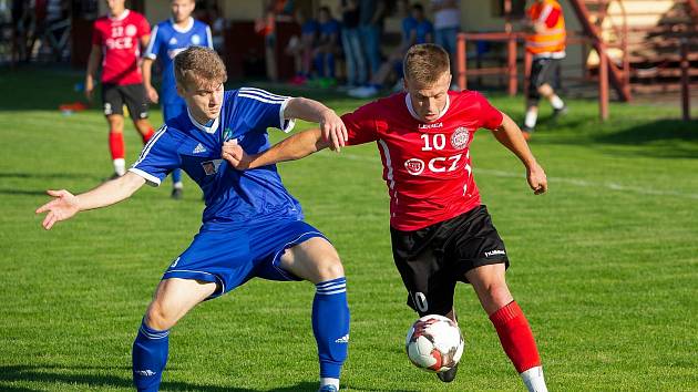 Fotbalisté Uherského Brodu začali přípravné období porážkou. Na snímku Marek Mančík (v červeném dresu).