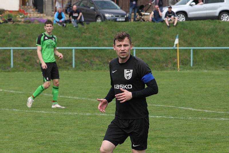 Fotbalisté Zlechova (zelené dresy) ve 20. kole krajské I. B třídy skupiny C přehráli doma Dolní Němčí 3:0.