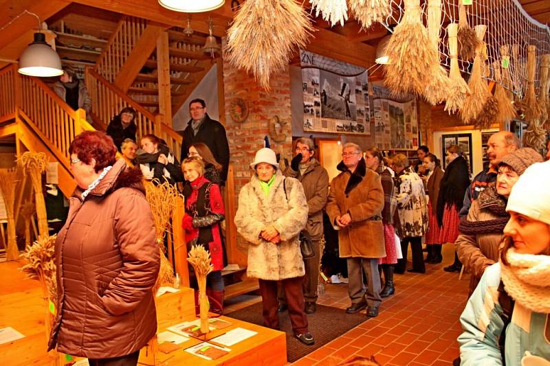 ZAVŘELI KOLEDNÍČEK Lidé, kteří si chtěli nechat pohladit svou duši koledami a vánočními melodiemi, ale také ochutnat dvacet druhů chleba, zamířili v neděli odpoledne do Muzea Podhradí Buchlovice
