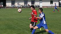 Fotbalisté Babic (červené dresy) ve 25. kole okresního přeboru Uherskohradišťska zdolali předposlední Březolupy 2:0.