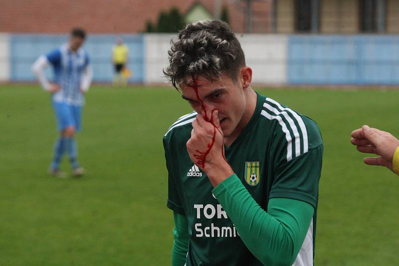 Fotbalisté Hluku (modré dresy) zakončili podzimní část sezony domácí výhrou nad Nivnicí 3:1.