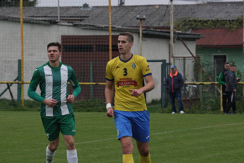 Fotbalisté Starého Města (žluté dresy) v 11. kole I. B třídy skupiny C deklasovali domácí Ostrožskou Novou Ves 8:1.