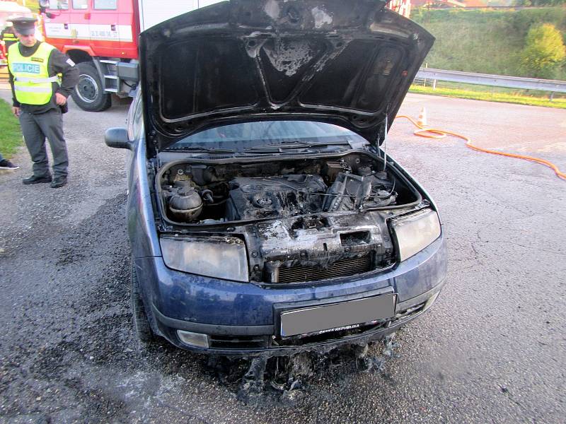 Pouze škody na vozidlu si vyžádal požár osobního automobilu Škoda Fabia mezi obcemi Pitín a Hostětín.