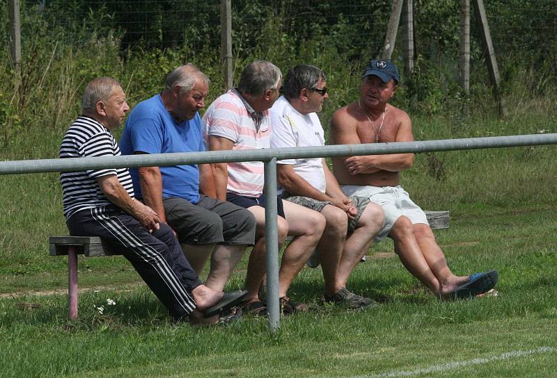 Fotbalisté Prakšic (modré dresy) vstoupili do nové sezony domácí výhrou nad Babicemi 1:0.