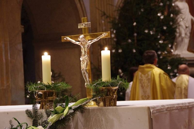 Půlnoční mši sloužil na Štědrý den v polozaplněné bazilice Nanebevzetí Panny Marie a sv. Cyrila a Metoděje na Velehradě místní kněz Petr Přádka