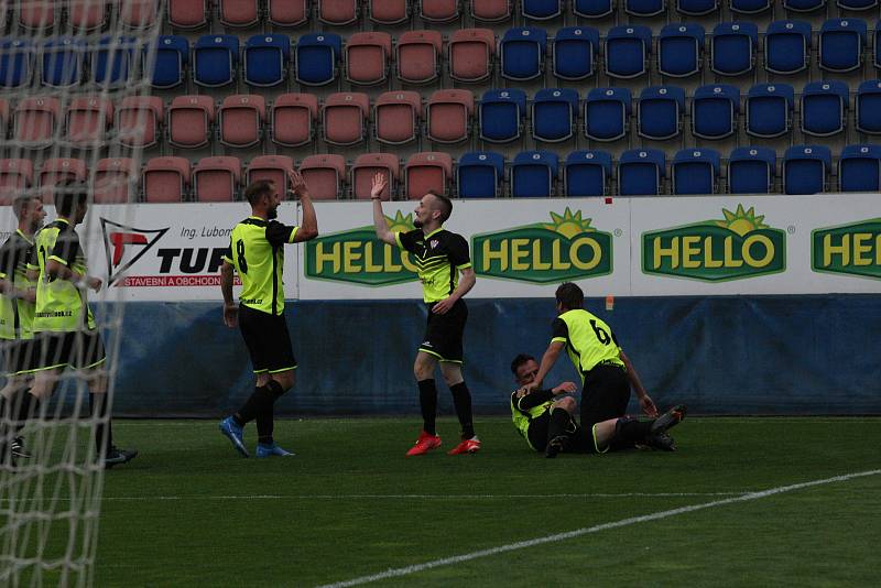 Fotbalisté Jalubí (žlutočerné dresy) zdolali ve finále Poháru OFS Jarošovský pivovar Stříbrnice 7:1. Utkání na stadionu ligového Slovácka sledovalo 1234 diváků.