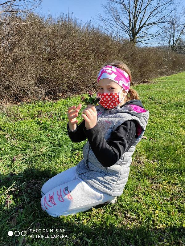 Děti posílaly v době dálkové výuky do školy fotopozdravy. V přírodě