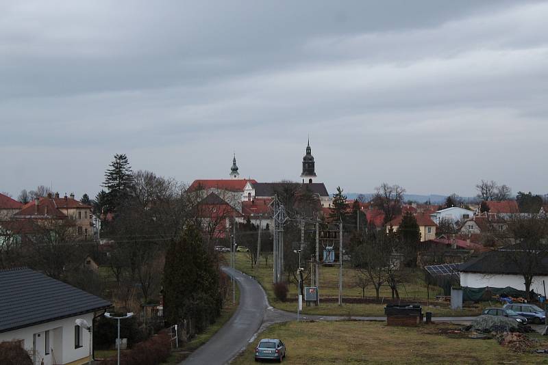 Netradiční maják postavili na návrší nad řekou Moravou v Uherském Ostrohu. Pohled na město.