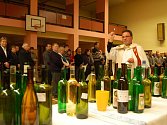 160 vzorků bílých, červených i růžových vín požehnal včera večer v boršické sokolovně tamní farář Anton Kasan.