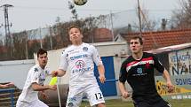 Fotbal 1. FC Slovácko B - Kroměříž. Zleva Martin Holek, Tomáš Jeleček a Radovan Budín