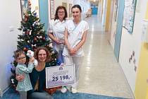 Pacienti dětského oddělení společně se sestrami přebrali poukaz na částku převyšující 25 tisíc od fanoušků 1. FC Slovácka ve čtvrtek 22. prosince. 