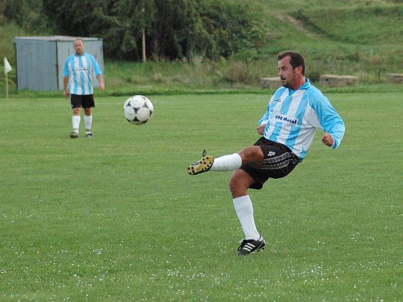 V sousedském derby mezi Polešovicemi (v červeném) jasně kralovali hosté.