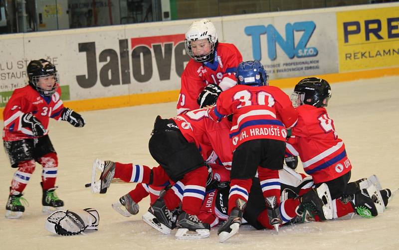 Druháci HC Uherské Hradiště se představili na turnaji ve Vsetíně, kde se utkali s domácími týmy a Brumovem. Všechny zápasy s velkým přehledem vyhráli.