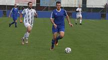 Fotbalisté Kunovic (modré dresy) v 11. kole krajské I. A třídy skupiny B i bez omluveného trenéra Chaloupky zdolali Těšnovice 2:1.