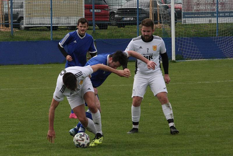 Fotbalisté Kunovic (modré dresy) i přes snaživý výkon doma podlehli Bojkovicím 1:2.