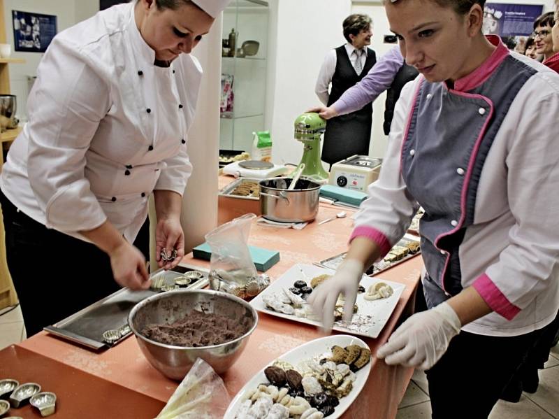 VÁNOČNÍ PEČENÍ. Do tajů pečení vánoční zákusků zasvětí ve Slováckém muzeu budoucí cukrářky i jejich kantorky. 