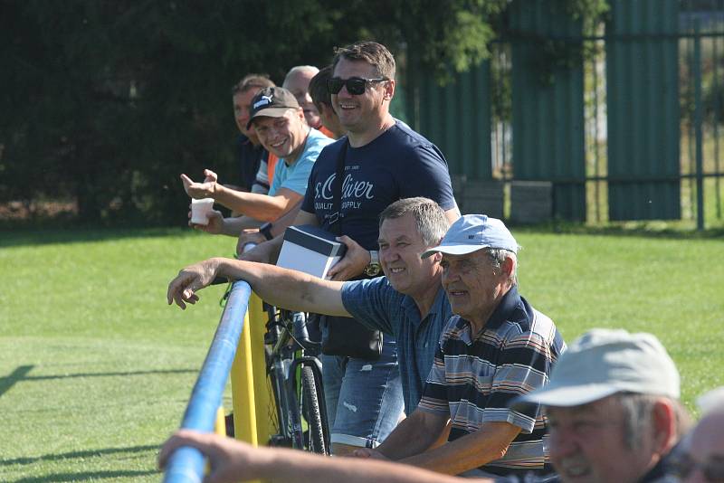 Fotbalisté Slavkova (modré dresy) v 7. kole I.B třídy přehráli oslabený Tlumačov 3:0.