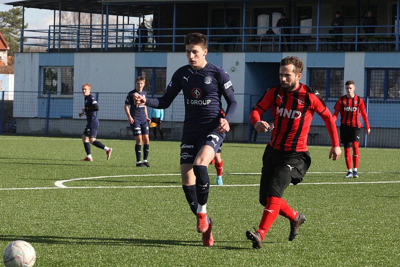 Fotbalisté Slovácka B (modré dresy) v přípravném zápase porazili divizní Hodonín 2:0. Oba góly vstřelil Pavel Juroška.