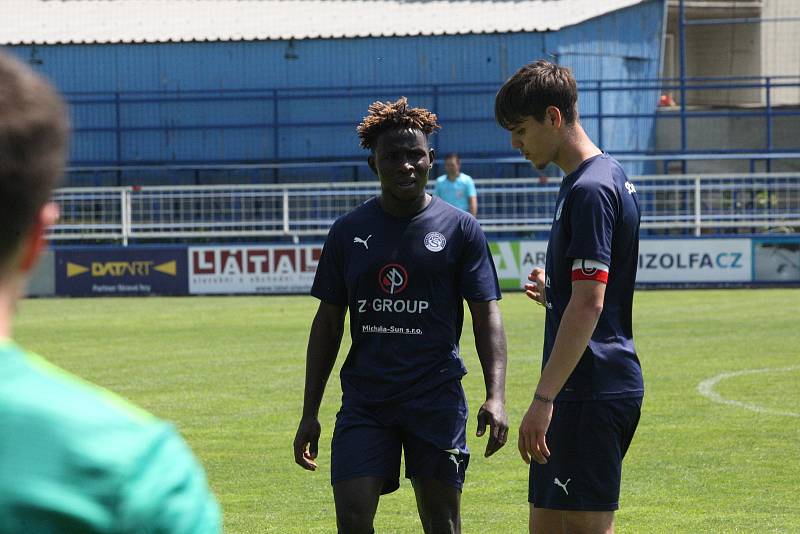 Starší dorostenci Slovácka (modré dresy) v úterní dohrávce 18. kola I. Celostátní ligy remizovali na Širůchu ve Starém Městě s Karvinou 1:1.