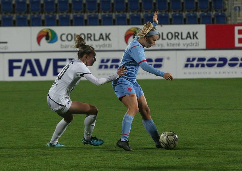 Fotbalistky Slovácka (bílé dresy) se v předehrávce 9. kole první ženské ligy utkaly s vedoucí Slavií Praha.