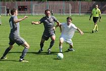 Fotbalisté Slovácka C (bílé dresy) v nedělním utkání 2. kola okresního přeboru Uherskohradišťska podlehli Nedakonicím 0:4.