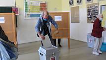 Zazvoněním školního zvonku začaly krajské a senátní volby v budově Gymnázia Uherské Hradiště do místních volebních okrsků sedm a čtyři, kde v pátek před 14. hodinou začali voliči tvořit zástup.