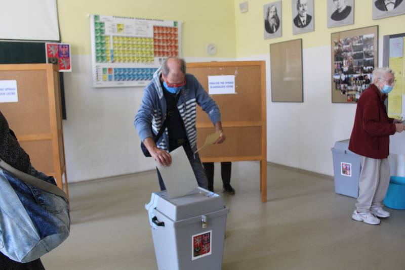 Zazvoněním školního zvonku začaly krajské a senátní volby v budově Gymnázia Uherské Hradiště do místních volebních okrsků sedm a čtyři, kde v pátek před 14. hodinou začali voliči tvořit zástup.