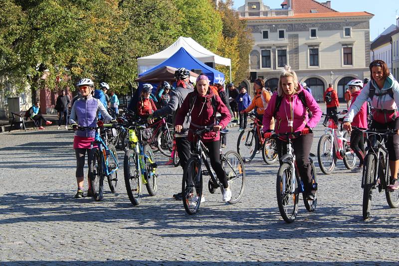 Příznivci cyklistiky a vína se 9. října dopoledne vydali z Masarykova náměstí v Uherském Hradišti do okolí v rámci tradiční akce s názvem Na kole vinohrady Uherskohradišťska.