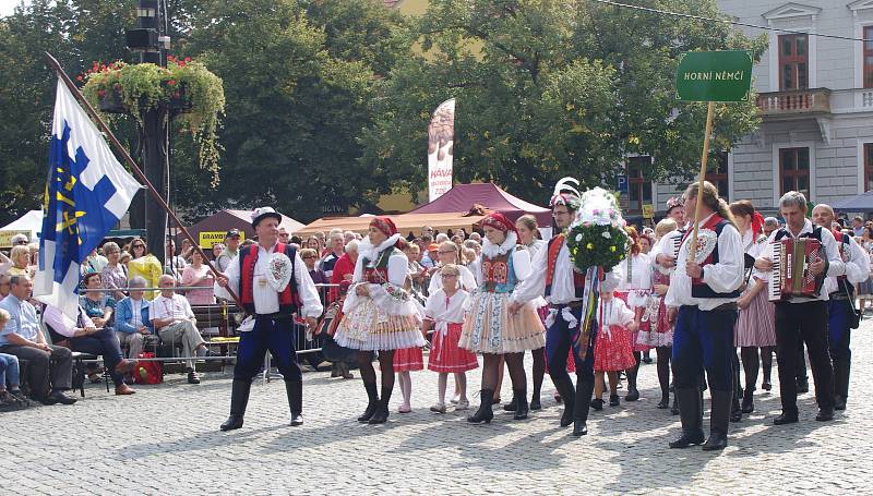 Průvod krojovaných vystartoval z Vinohradské ulice. Po dvoukilometrovém pochodu dorazili folkloristé na zaplněné Masarykovo náměstí.