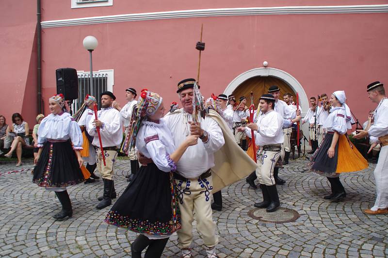 Bohatý kulturní program i pochutiny a tradiční nápoje z jednotlivých vesnic, tím se tradičně prezentoval na 16. ročníku Slováckých slavností vína a otevřených památek mikroregion Východní Slovácko.