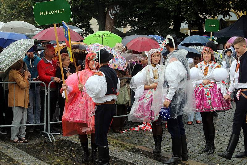 Tradičnímu defilé na Masarykově náměstí nepřálo počasí.