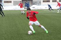 Fotbalisté Uherského Brodu (červené dresy) v sobotním přípravném zápase podlehli druholigovému Vyškovu 0:4.