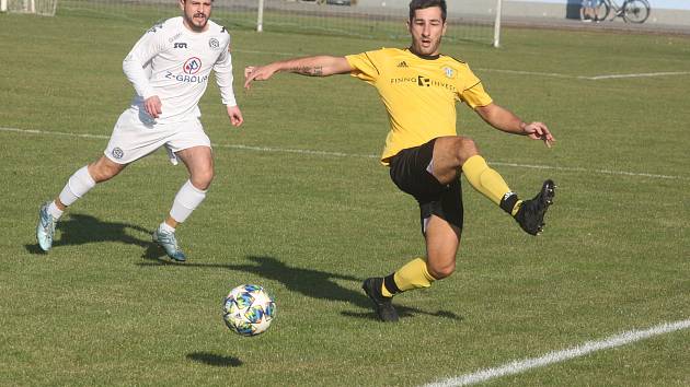 Fotbalisté Topolné (žluté dresy) zakončili podzimní část výhrou ve Vlčnově 4:0. 