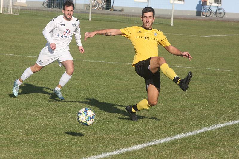 Fotbalisté Vlčnova (bílé dresy) zakončili podzimní část sezony domácí porážkou 0:4 s Topolnou.