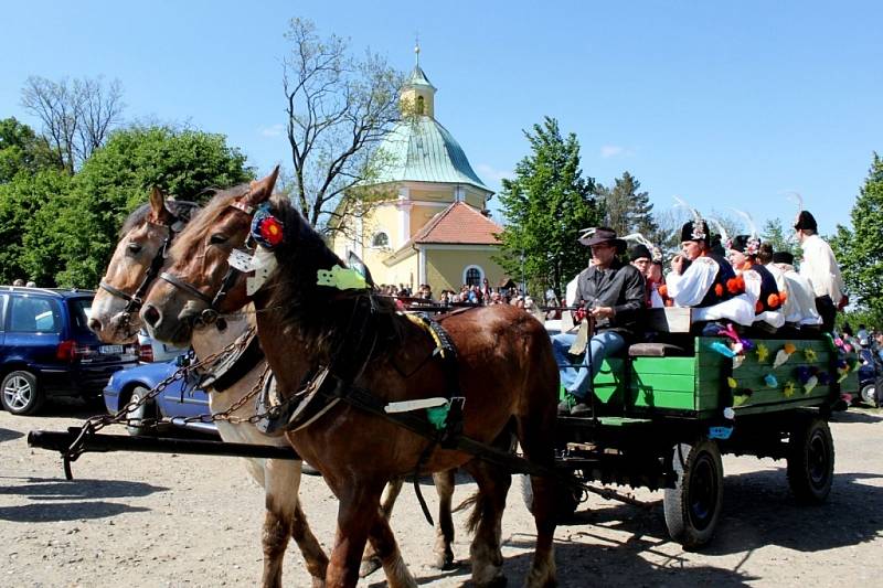 V neděli odpoledne vyrazil krojovaný průvod ke kapli sv. Antonína na Blatnickou horu.