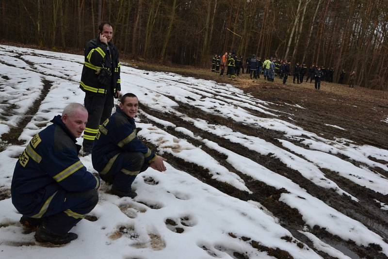 Po Elišce z Vlčnova pátrají desítky policistů a hasičů.