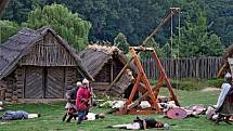 VÍKEND V HRADISKU. Členové historických skupin z Česka, Slovenska a Polska ukázali lidem, jak se žilo a pracovalo na Velké Moravě.