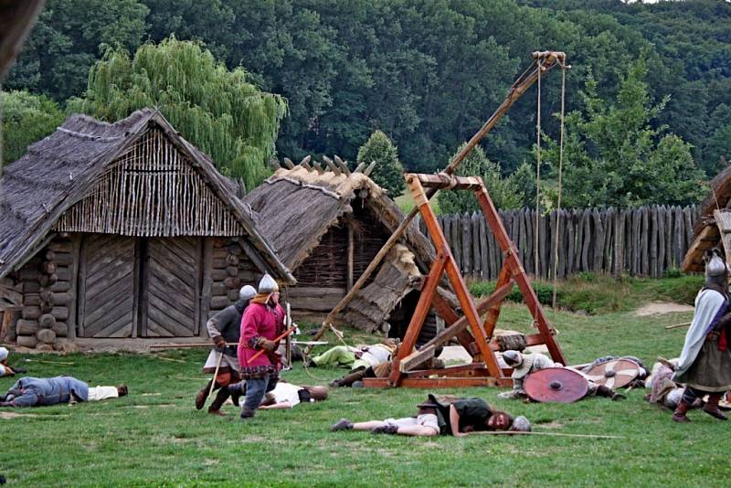 VÍKEND V HRADISKU. Členové historických skupin z Česka, Slovenska a Polska ukázali lidem, jak se žilo a pracovalo na Velké Moravě.