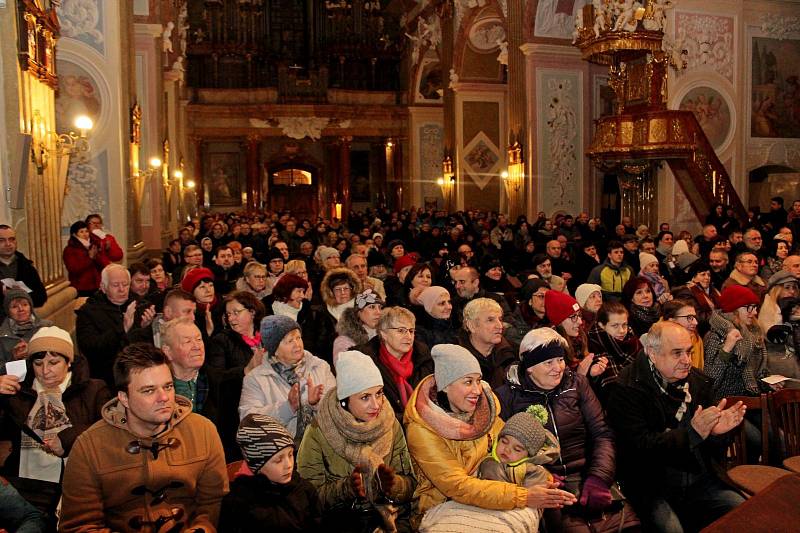 V DUCHU VÁNOC. Koncert cimbálové muziky Cifra a pěveckého sboru Viva la musica z Gymnázia v Uherském Hradišti přilákal do velehradské baziliky na 250 posluchačů.
