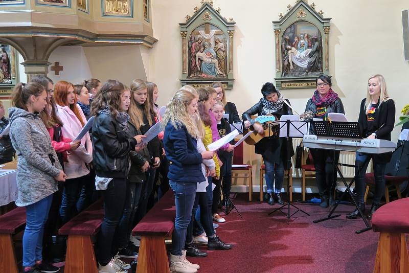 Schola Nekonečno z Dolního Němčí slavila o víkendu kulaté výročí – třicet let od svého vzniku