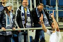 Fanoušci Znojma křičeli na Libora Doška, když šel po utkání za manželkou a otcem, neslušné nadávky. Útočník Slovácka jim „na oplátku“ ukázal výsledek utkání.