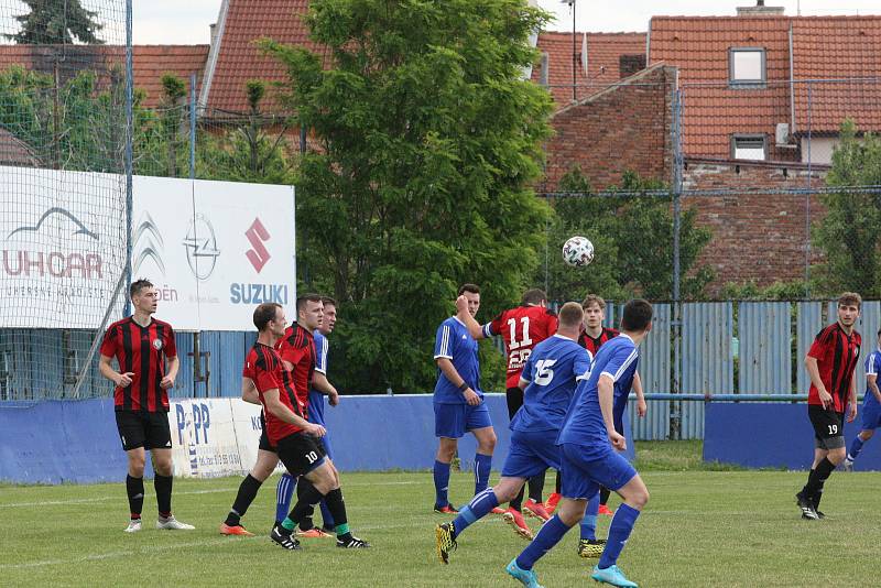 Fotbalisté Kunovic (modré dresy) ve 23. kole krajské I. A třídy skupiny B doma remizovali se Zlechovem 2:2.