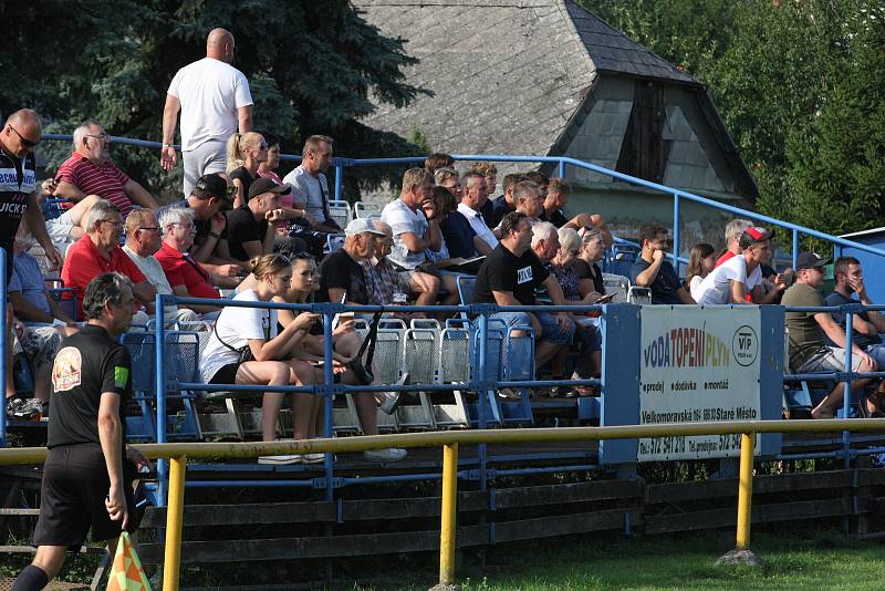 Fotbalisté Starého Města (žluté dresy) zdolali ve šlágru 4. kola I. B třídy sk. C domácí Ořechov 4:0.