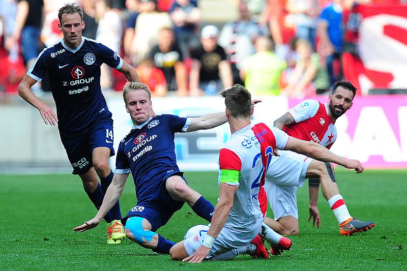 Fotbalové utkání HET ligy mezi celky SK Slavia Praha a 1. FC Slovácko 29. dubna v Praze. David Machalík vs. Milan Škoda.