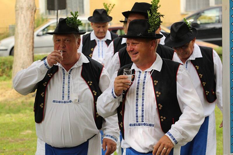 Antonínkové zpívání a sečení trávy v Ostrožské Lhotě