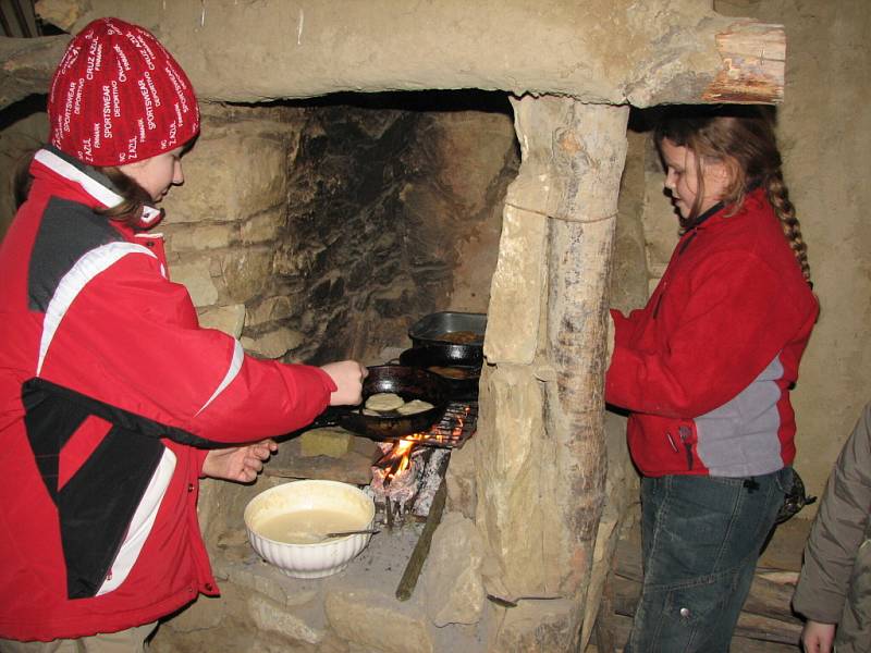 6. ročník zimního skautského vaření se uskutečnil v archeoskanzenu na Modré.