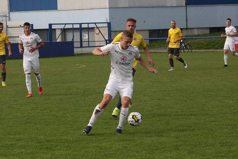 Fotbalisté Kroměříže (žluté dresy) remizovali v Kunovicích s domácím Slováckem B 3:3.